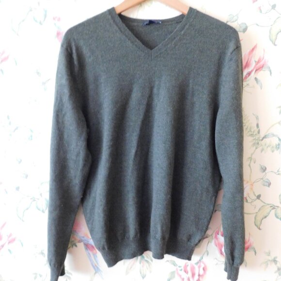 🦅  Merino V-Neck Sweater (small flaw) - Picture 2 of 8